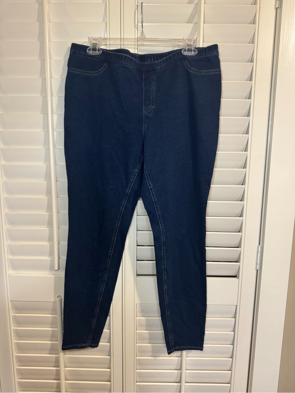 HUE Navy Pull-On Stretch Jeggings